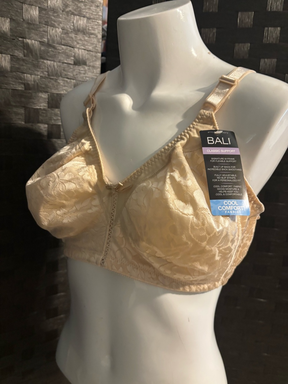 Bali bra style 3372 wire free 
Size 38 D - Picture 3 of 5